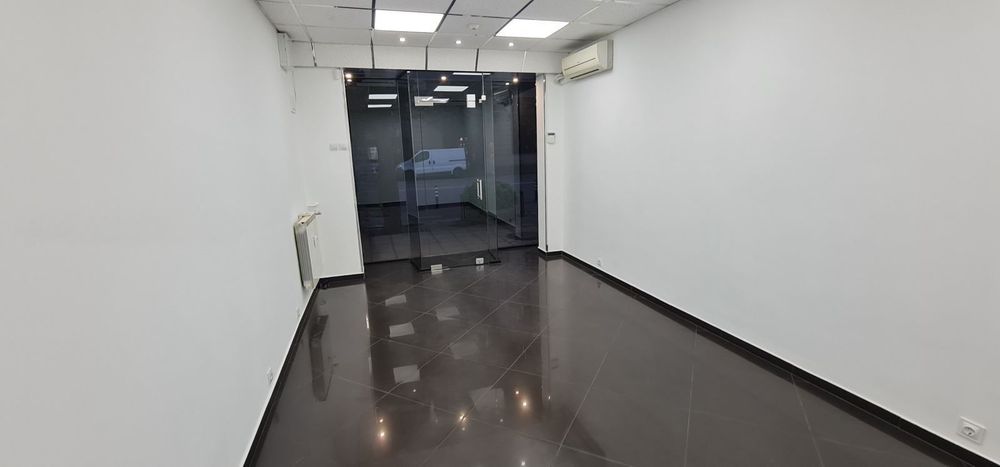 Дава се под наем Магазин в София, Център - 25 кв.м за 698.19 € - Снимка #2