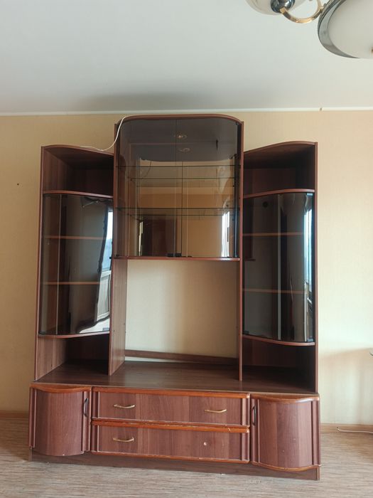 Стенка горка с темным стеклом