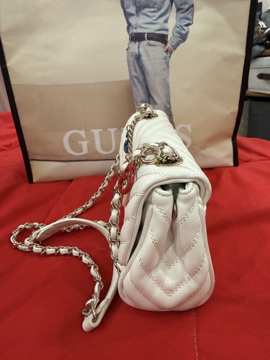 Дамска чанта GUESS