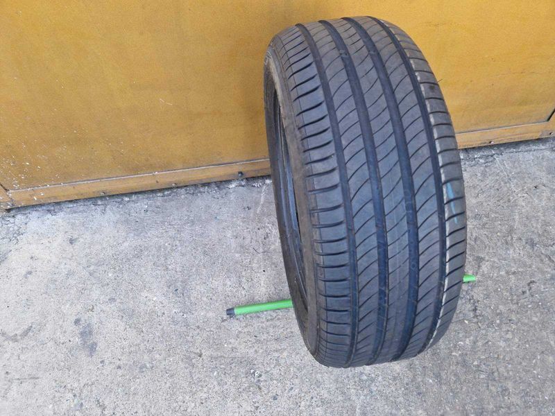 1 Michelin R18 235/55
лятна гума 
DOT0422