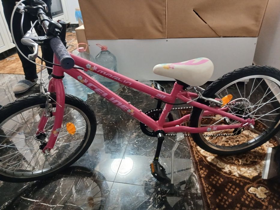 Vând bicicleta pentru fete