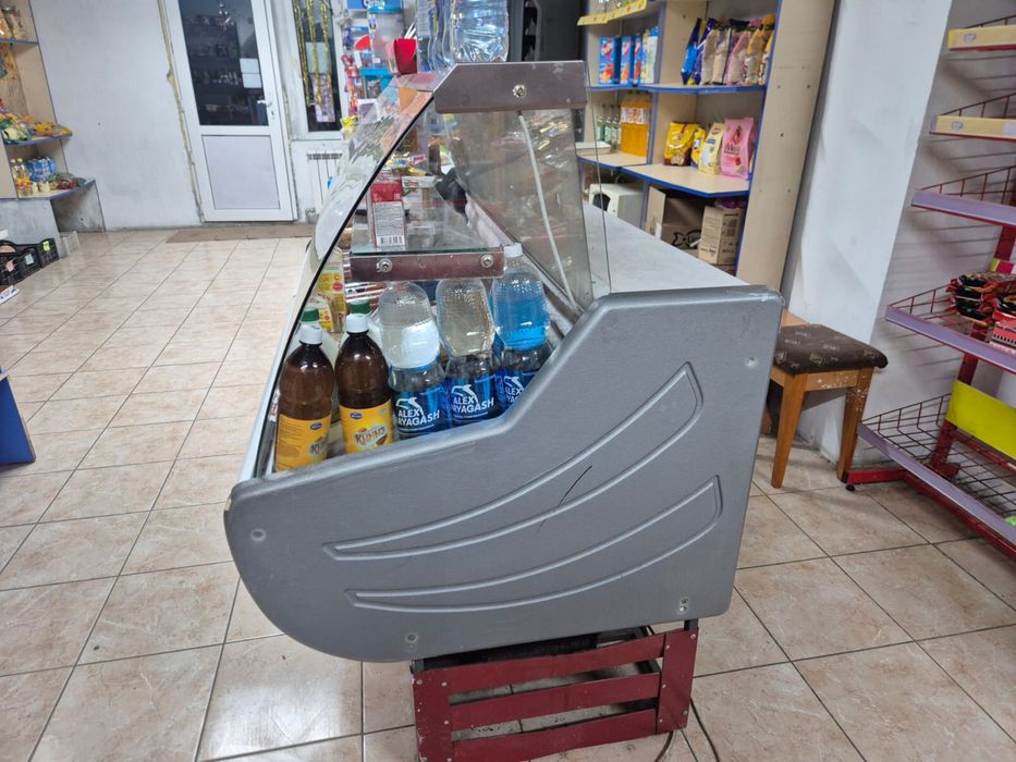 продам витринный холодильник
