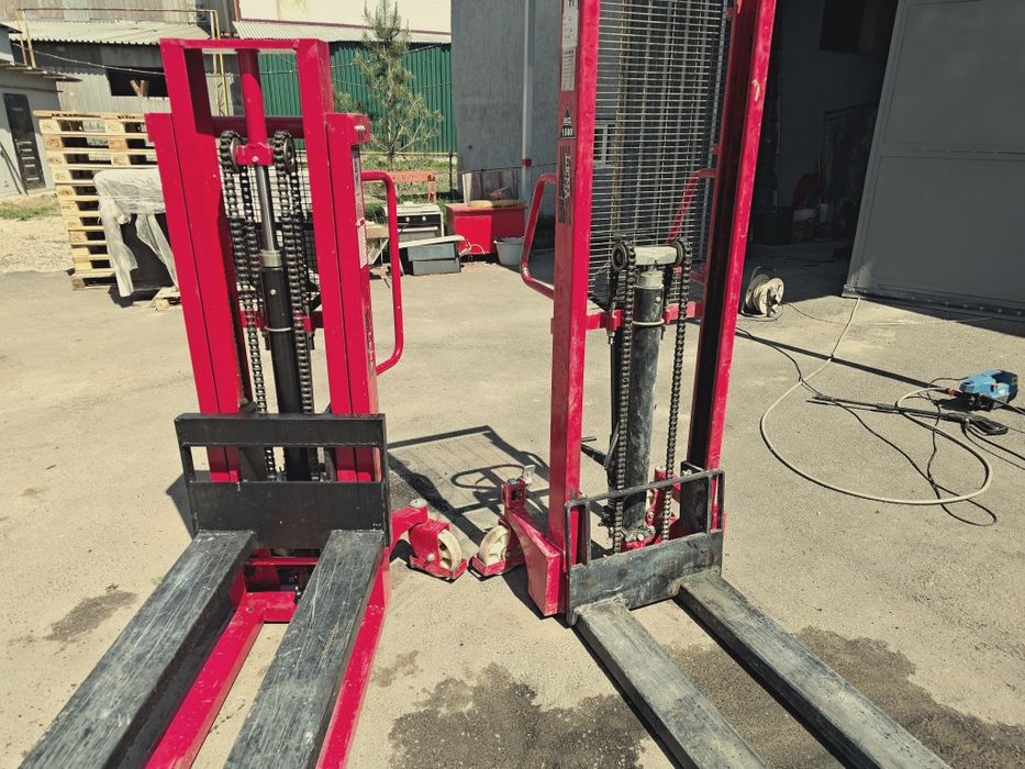 2 штабелёра, 1 и 1.5 тонны