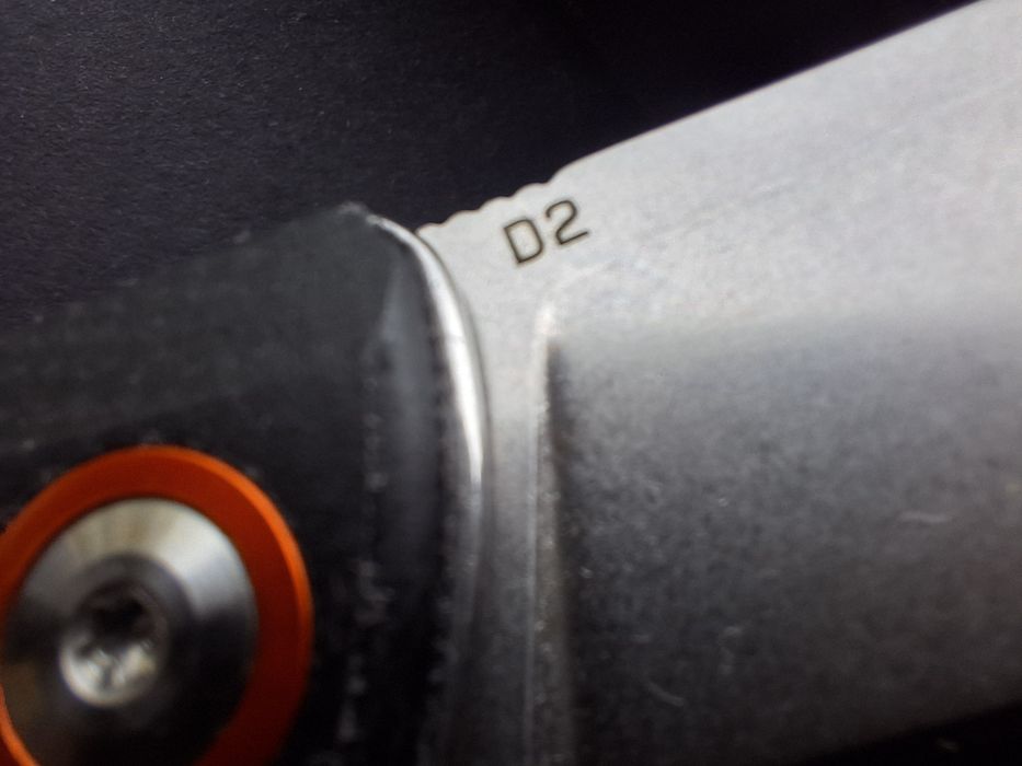 Сгъваем нож от стомана D2 и дръжка G10