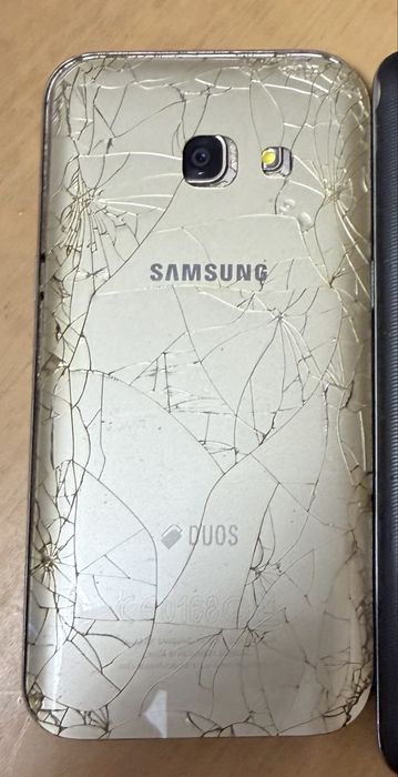 Телефон Samsung A3 2017