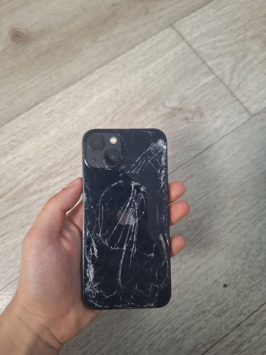 Разбитый айфон 13