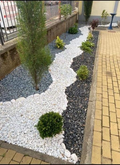 Piatra decorativa rotunjita și colturoasa alb rosiatic gri  bolovanii