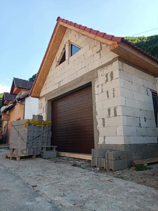 Usa de garaj secționala