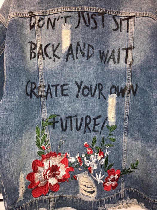 Новая. Стильная джинсовая куртка.