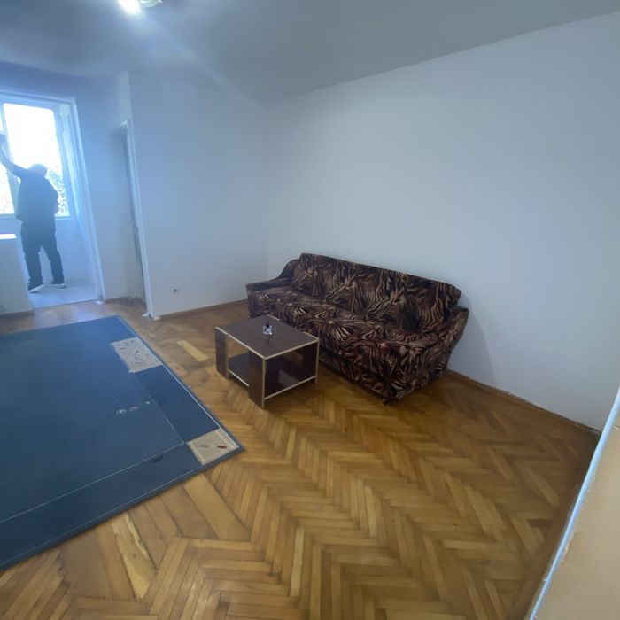 Vand Urgent Garsoniera etaj 2 Tineretului Pitesti pret 45.000€