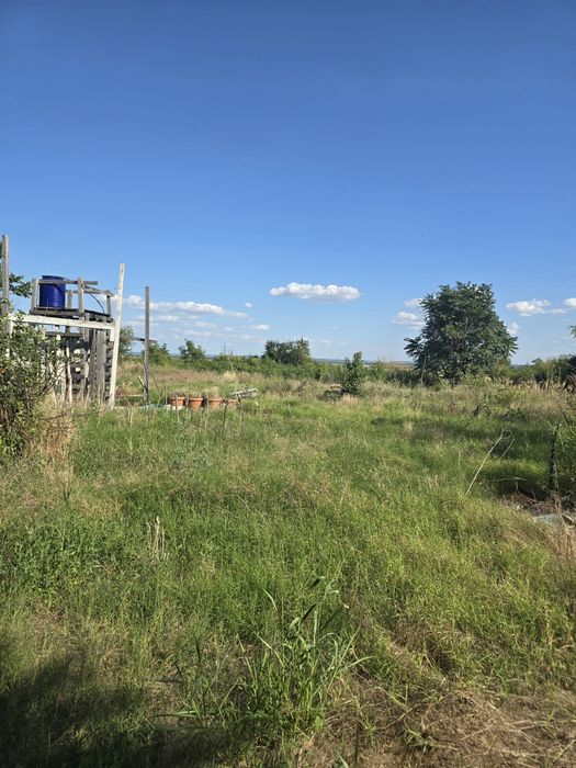 Teren si casa din chirpici