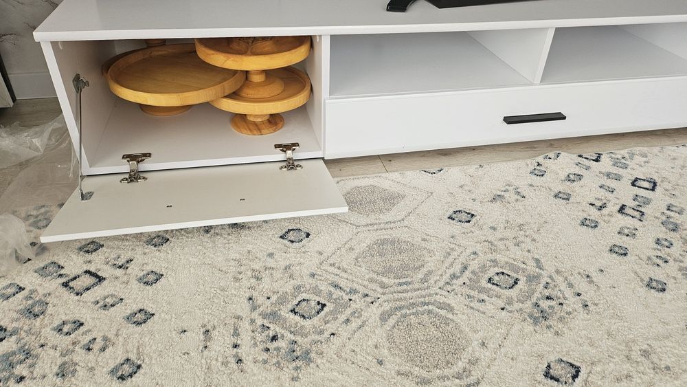 Тумба под тв, размеры 200×50×33.