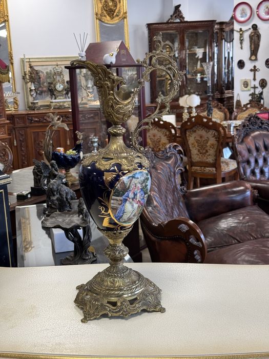 Carafa deosebita din portelan si bronz