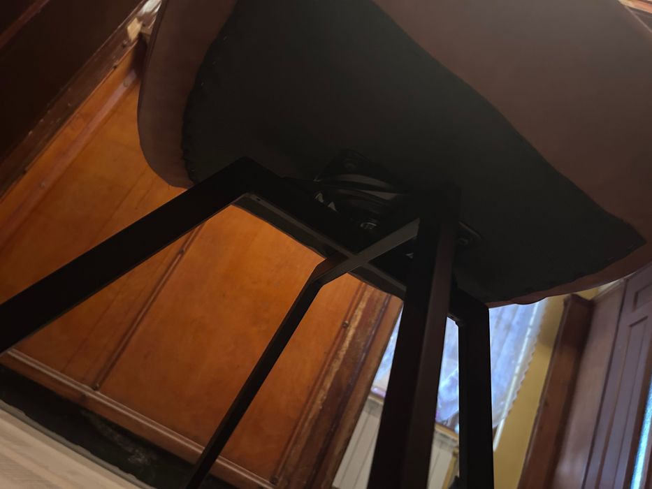 Кухненски стол HYGUM въртящ се цвят коняк/черно