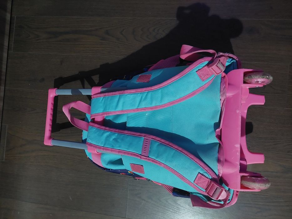 Ghiozdan pentru școală pe role.