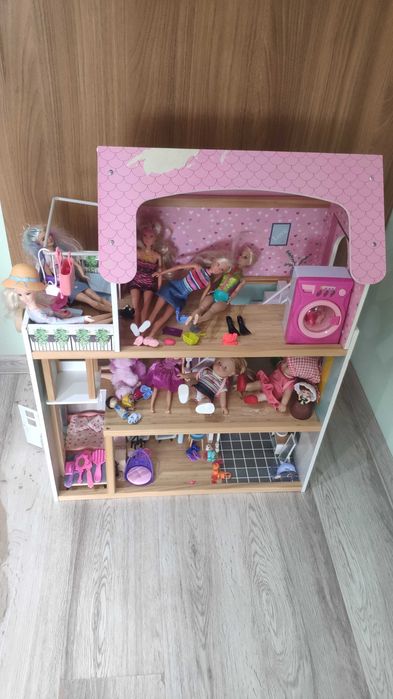 Дървена къща за кукли