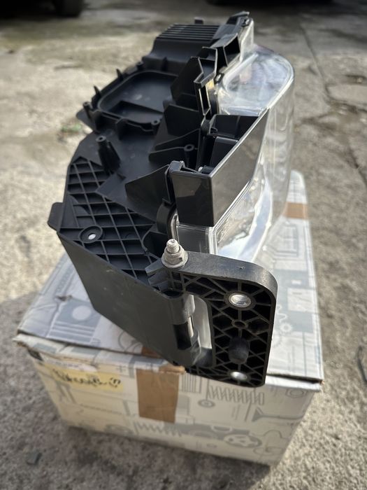 Renautl Range T - десен фар