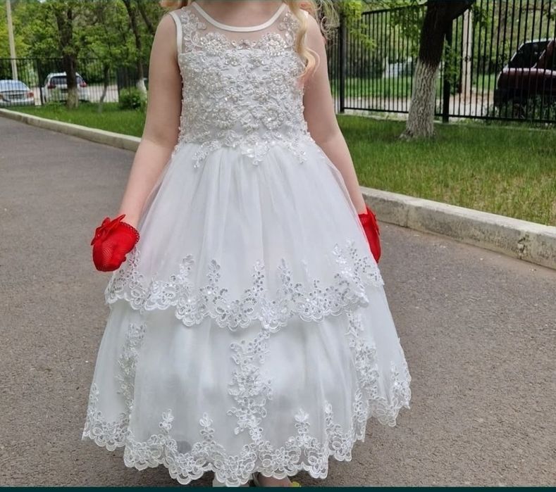 Белое платье на утренник