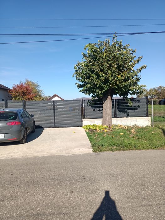 Vând teren cu constructie in Lipanesti