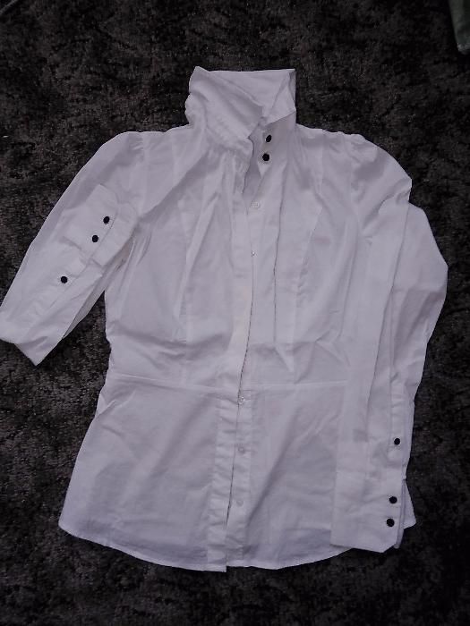 Риза в мръсно бял цвят.