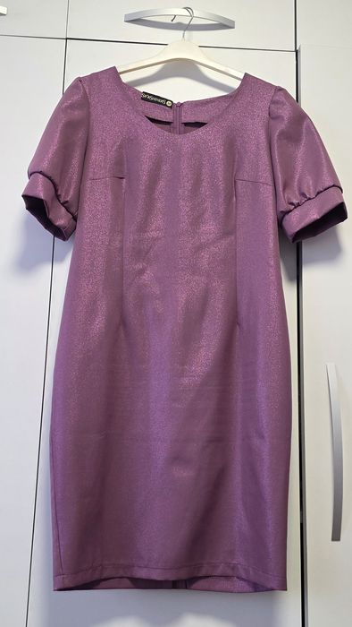 Rochie Star Shiners mov cu material care se muleaza frumos pe corp,