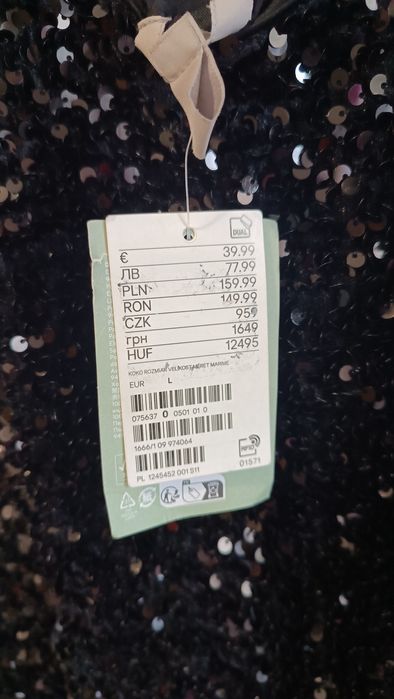 Рокля с гол гръб