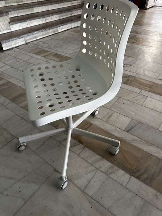 Scaun de birou rotativ