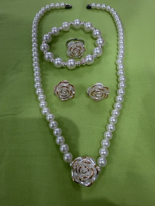 Продавам НОВ перлен комплект