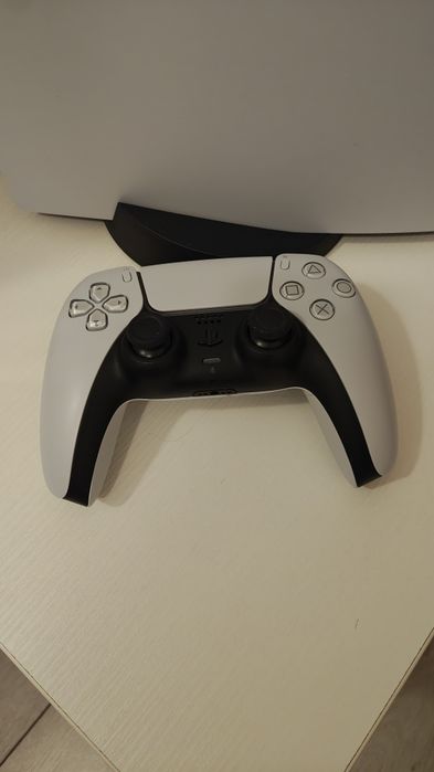 Продавам PS5 CFI-1216A