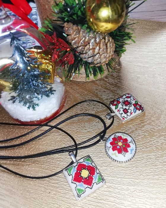 Ръчно избродирани медальони