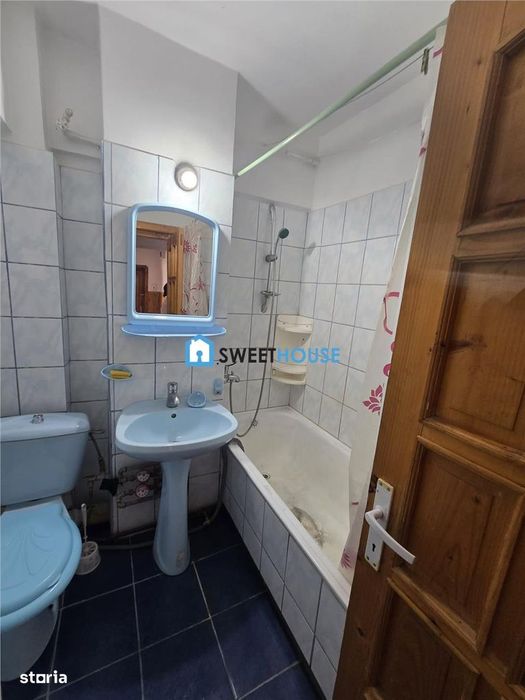 Apartament decomandat cu 3 camere, 2 bai si 3 balcoane  Str. Tabacari,