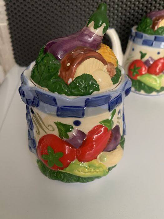 Заварной чайник, сахарница