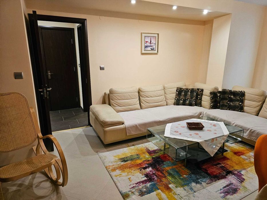 Тристаен апартамент -близо до Медицински Университет, Червен площад