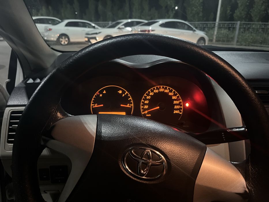 Tayota carolla машина 2012