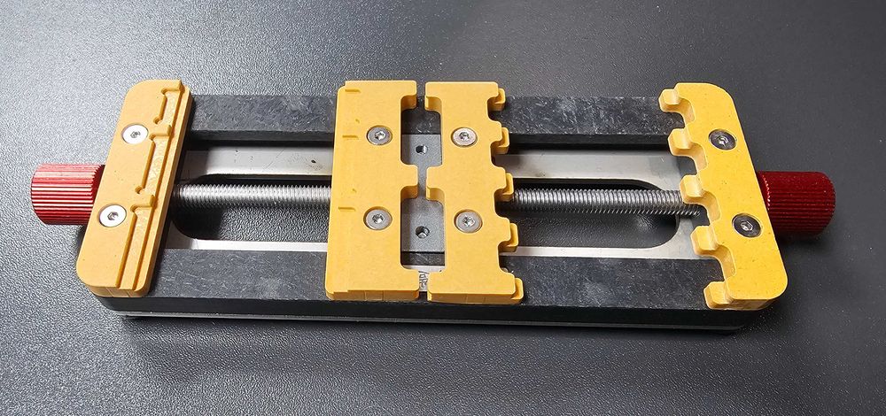 Стойка държач менгеме за платка и чипове при запояване и ремонт