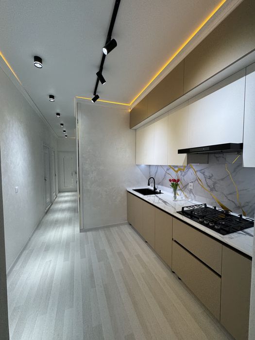 Angrenda 5/3 daxasida 3 xonali 1 etaj kvartira sotiladi