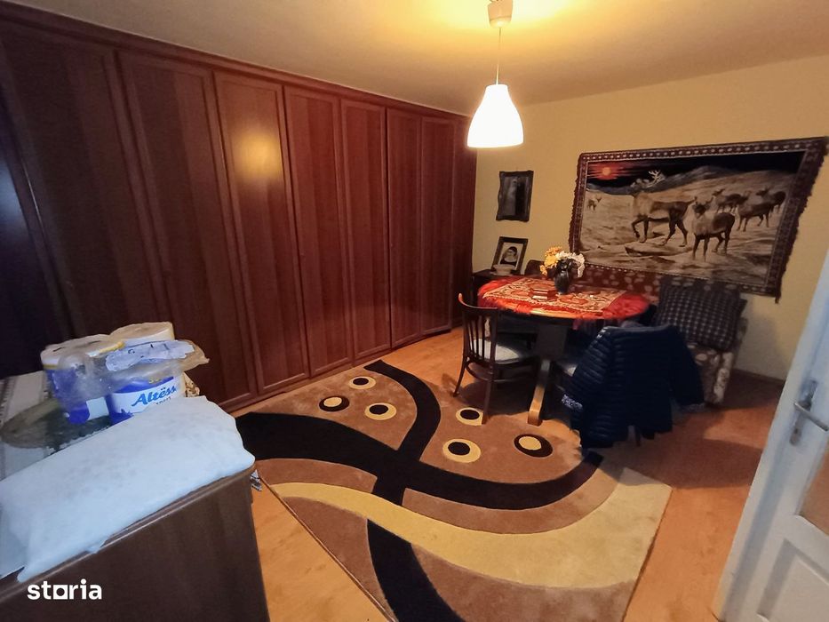 Casa generoasa cu 4 camere / str. Pomilor