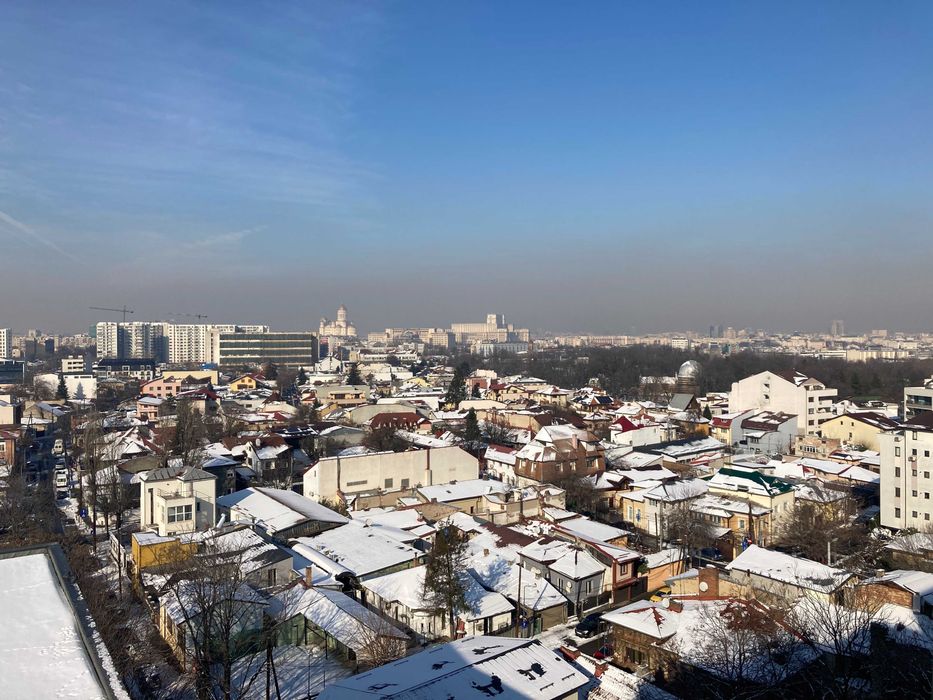 La 5 minute de metrou Eroii revolutiei si de parc Carol si Tineretului