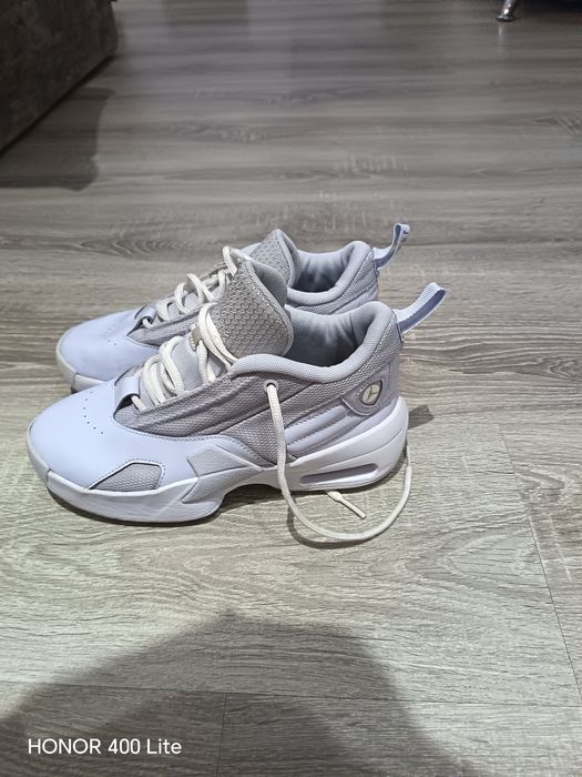 Adidași jordan aura 6