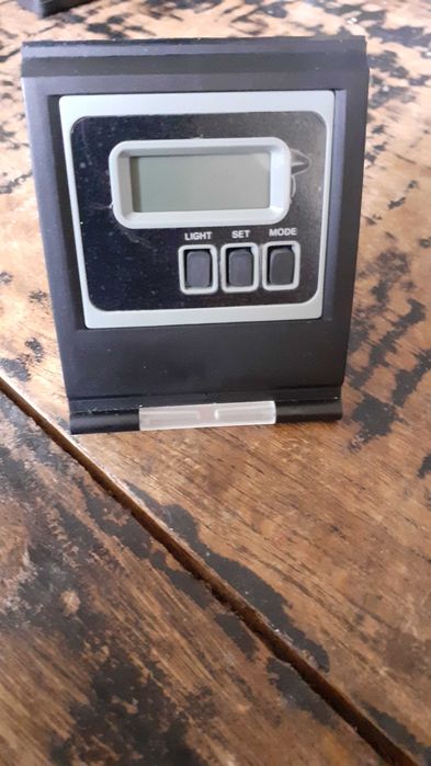 дигитален часовник за бюро и път, с будилник и лупа