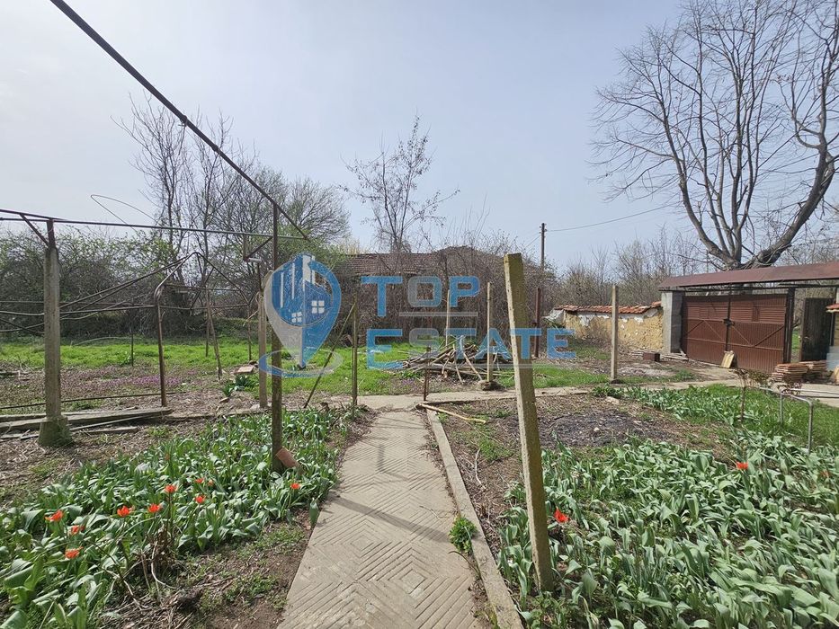 Двуетажна къща с голям двор в село Върбица, област Велико Търново