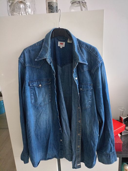 Vând cămașă de blugi Levi's, produs de calitate superioara mărimea XL.