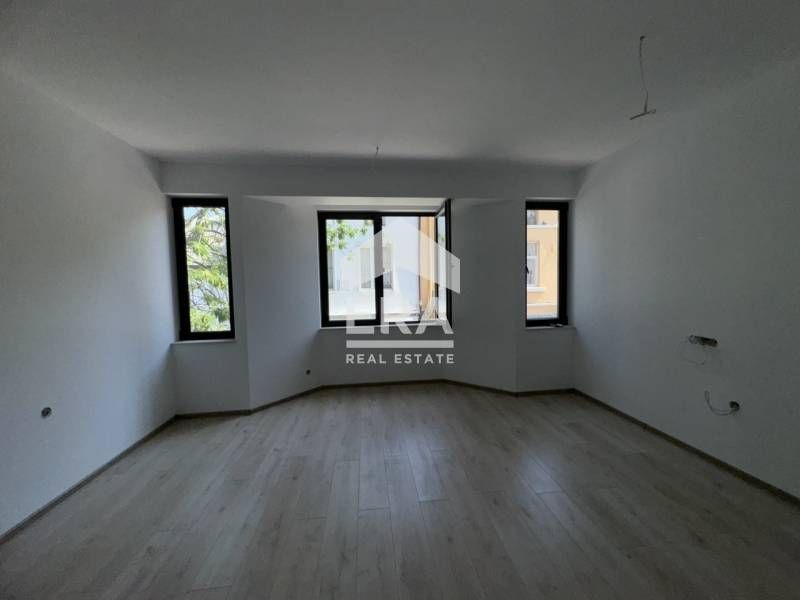 Офис в Топ Център