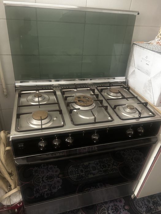 Большая газовая плита на 5 конфорок с грилем (Состояние новой)