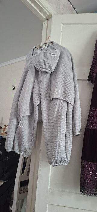 Два костюма и одно платье