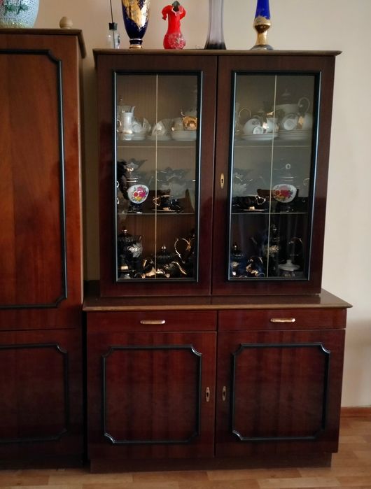 СРОЧНО! Продается лакированный сервант (комплект)