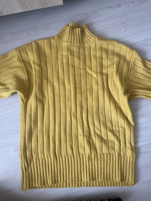 Желтый свитер