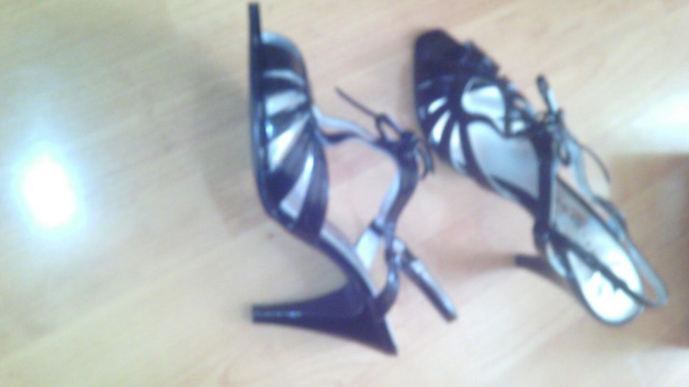 Vand sandale din lac cu toc folosite de 2 ori!!