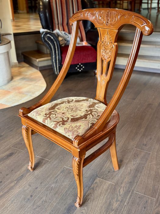 Продавам класическа трапезна маса с 8 стола - масив