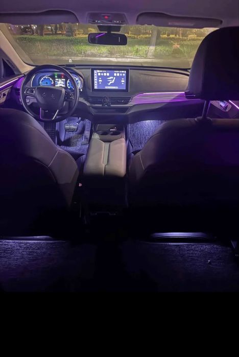 Авто в аренду Hongqi E-QM5